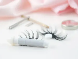 Jak przyklejać sztuczne rzęsy? Praktyczny przewodnik krok po kroku