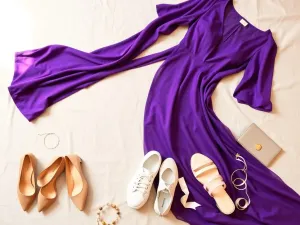 Jakie buty do fioletowej sukienki wybrać na różne okazje?
