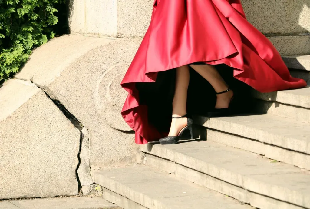 Jakie buty do długiej sukienki na wesele wybrać?